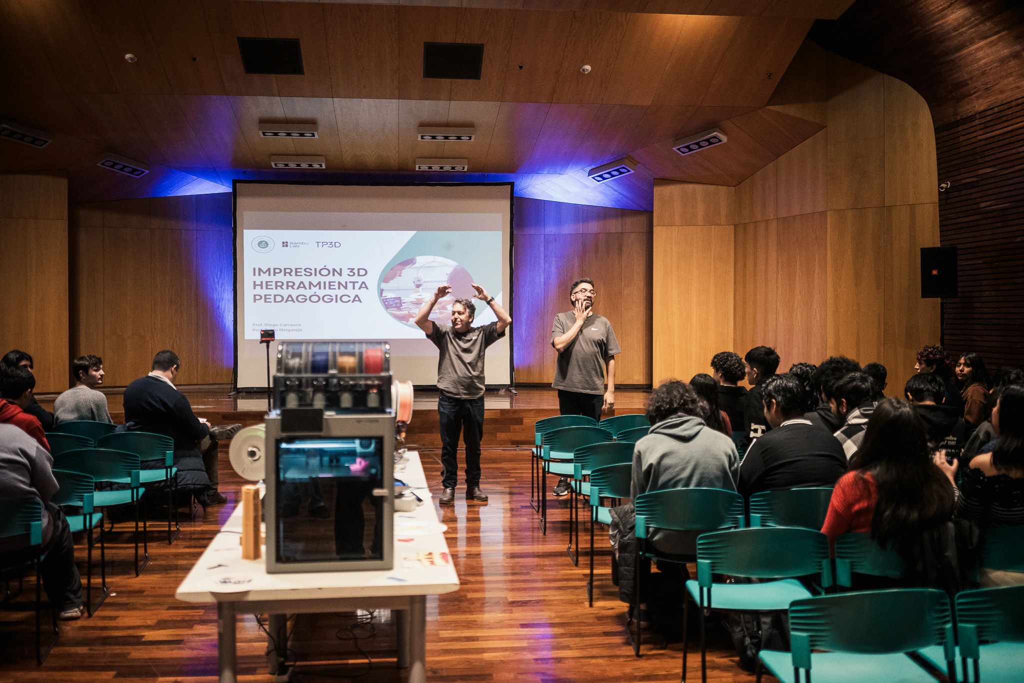 Diego y Pablo presentando en el auditorio