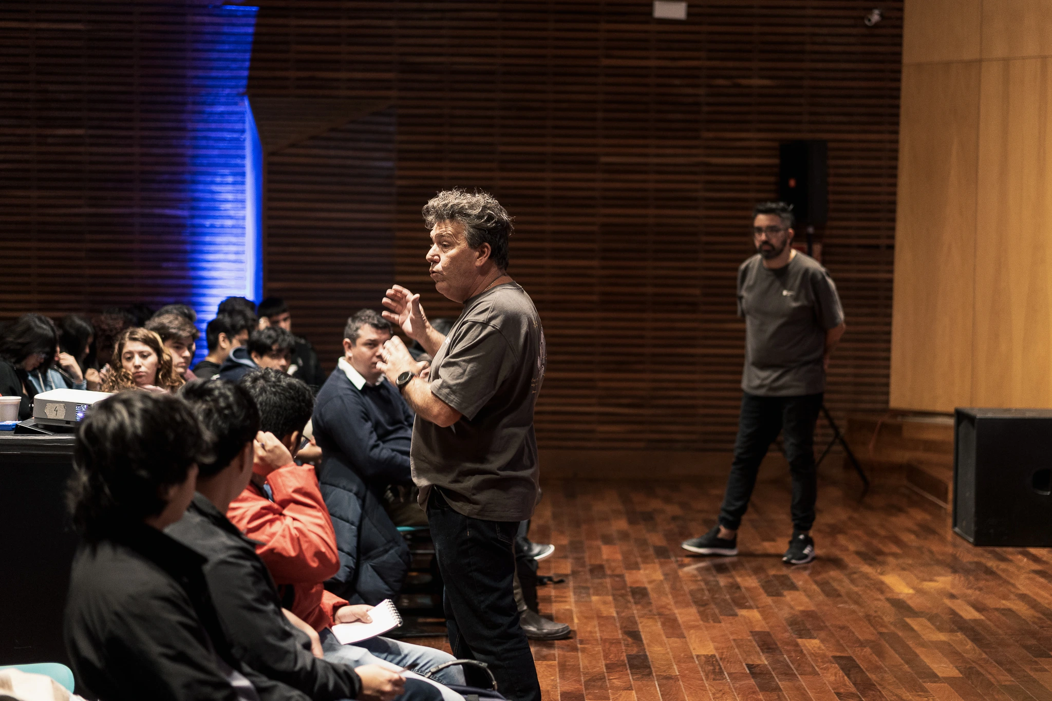 Diego explicando frente al público