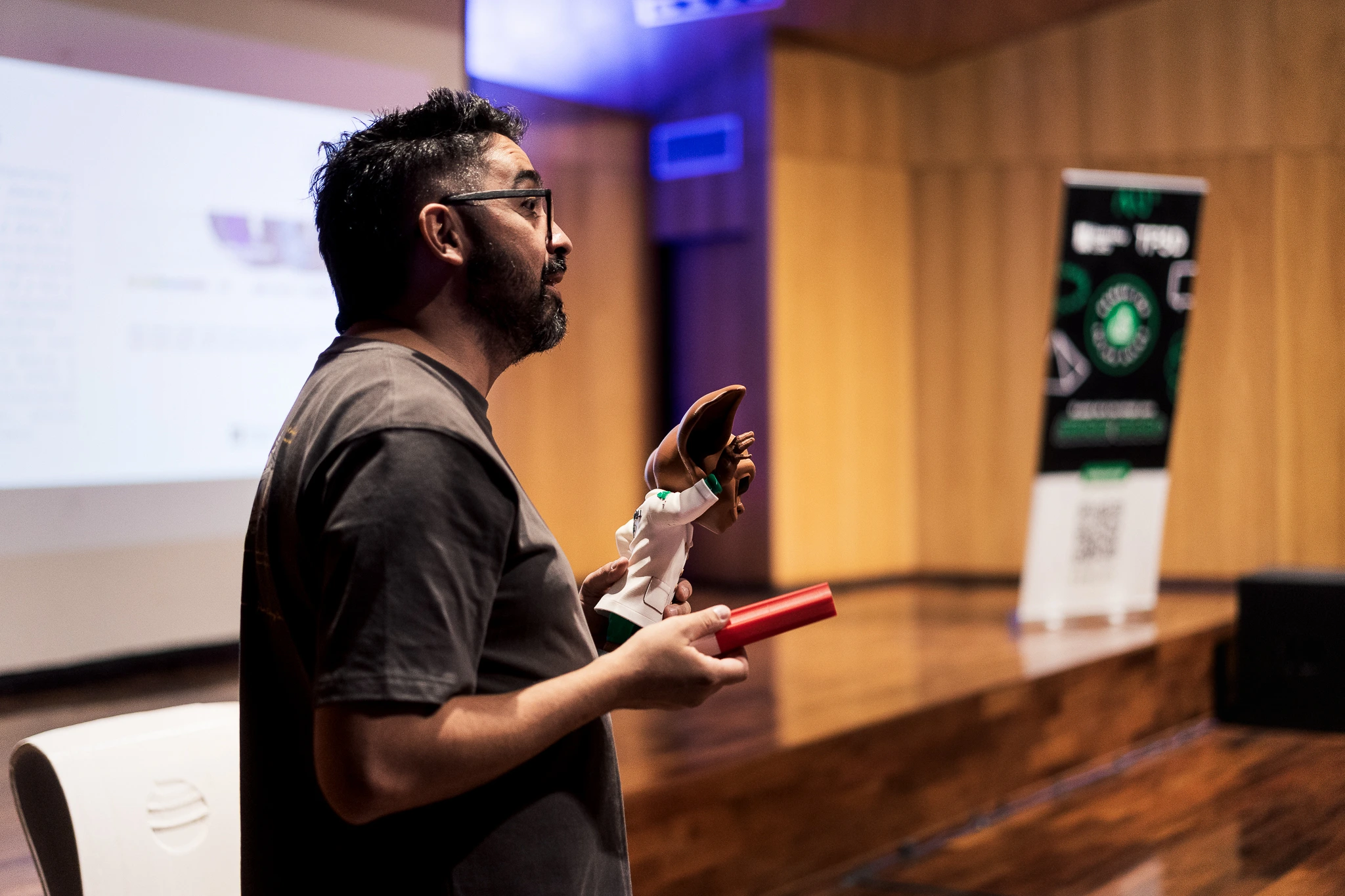Pablo mostrando piezas impresas en 3D