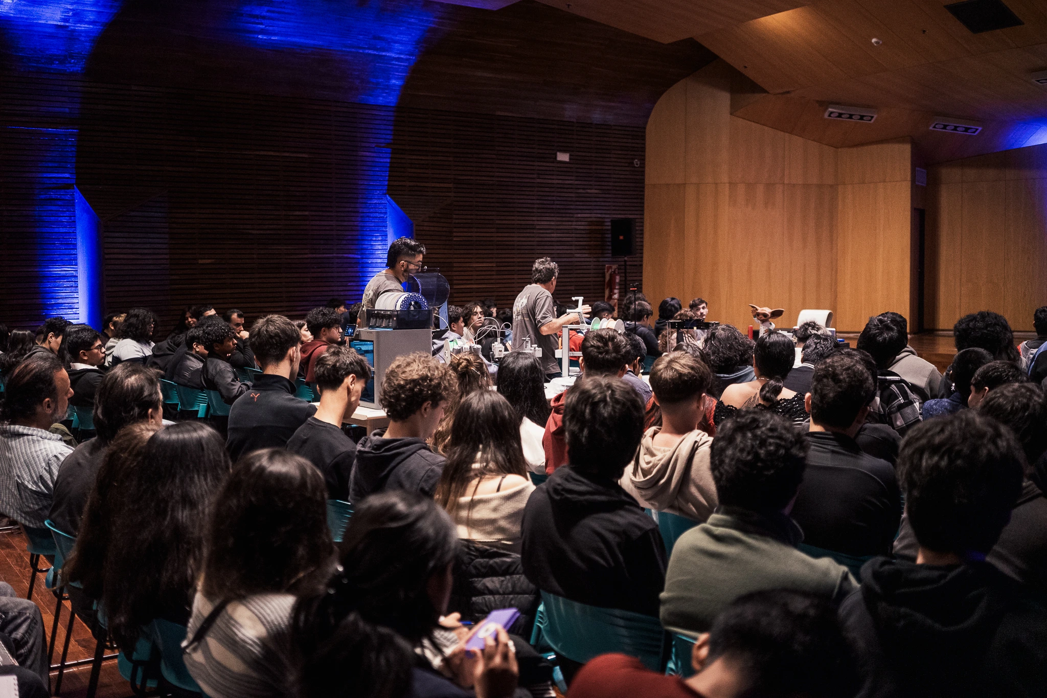 Clase de impresión 3D con los profesores frente al público